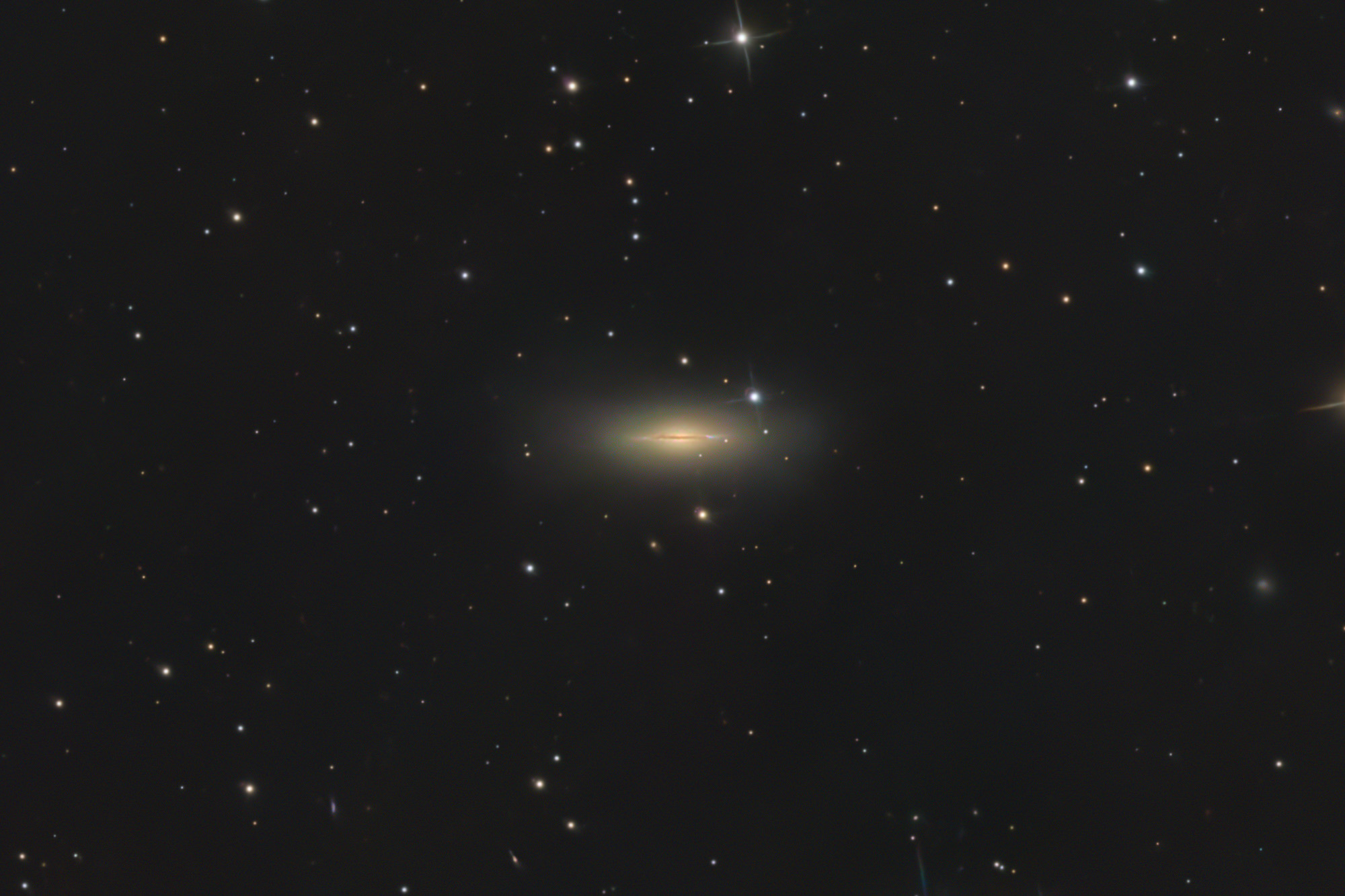 Messier 102 ist eine linsenförmige Galaxie im Sternbild Drache.